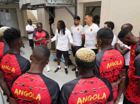 Treinador Aliou Ciss&eacute; com os pr&eacute;-seleccionados  - FAF/Facebook 