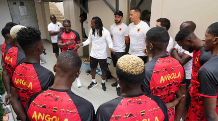 Treinador Aliou Ciss&eacute; com os pr&eacute;-seleccionados 