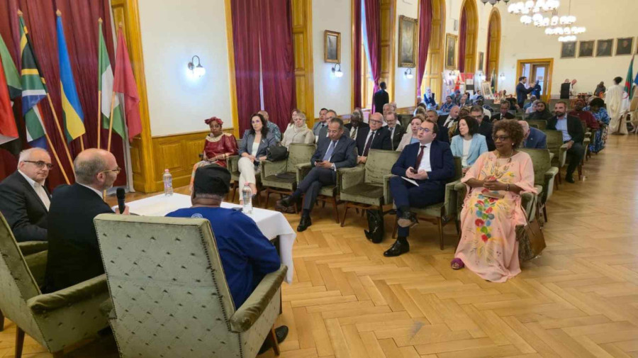 Participantes no f&oacute;rum sobre o Dia de &Aacute;frica celebrado na Hungria 