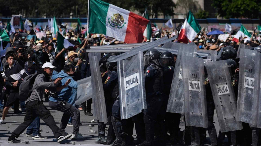 Professores mexicanos derrubam est&aacute;tuas do Mundial durante protestos