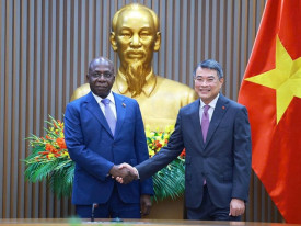 Primeiro-ministro vietnamita, L&ecirc; Minh Hng, concede audi&ecirc;ncia ao ministro angolano das Rela&ccedil;&otilde;es Exteriores, T&eacute;te Ant&oacute;nio - MIREX