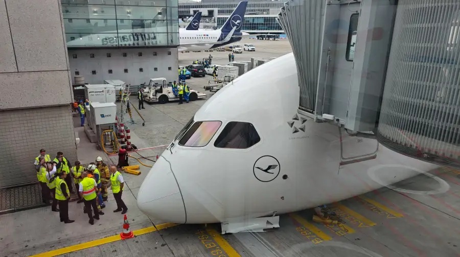 Falha no trem de aterragem de um avi&atilde;o da Lufthansa faz v&aacute;rios feridos