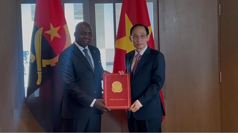 Ministro das Rela&ccedil;&otilde;es Exteriores, T&eacute;te Ant&oacute;nio, portador de mensagem de Jo&atilde;o Louren&ccedil;o ao hom&oacute;logo do Vietname