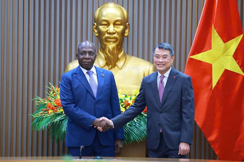 Primeiro-ministro vietnamita, L&ecirc; Minh Hng, concede audi&ecirc;ncia ao ministro angolano das Rela&ccedil;&otilde;es Exteriores, T&eacute;te Ant&oacute;nio