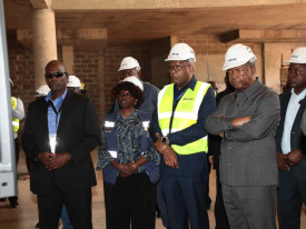 Jo&atilde;o Louren&ccedil;o avalia obras em hospitais de Luanda  - Edi&ccedil;&otilde;es Novembro 
