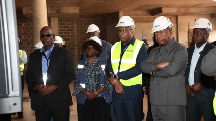 Jo&atilde;o Louren&ccedil;o avalia obras em hospitais de Luanda 