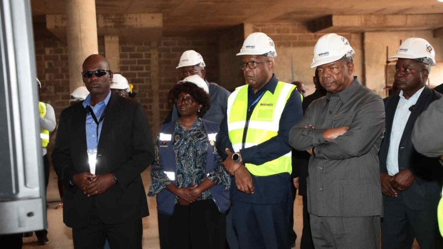 Jo&atilde;o Louren&ccedil;o avalia obras em hospitais de Luanda 