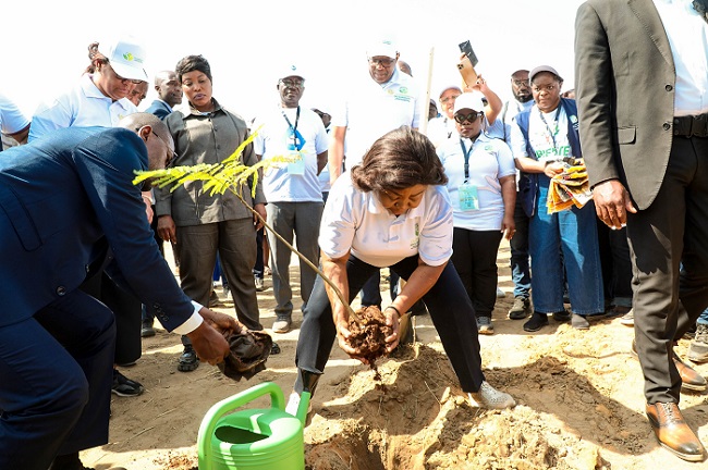 Vice-Presidente da Rep&uacute;blica, Esperan&ccedil;a da Costa, participou numa campanha de planta&ccedil;&atilde;o de &aacute;rvores, no &acirc;mbito das celebra&ccedil;&otilde;es do Dia Mundial do Ambiente