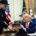 Trump pretendia apagar 2,7 milh&otilde;es de imigrantes do sistema financeiro