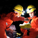 Investigadores na gruta do Tchinvinguiro, na Hu&iacute;la