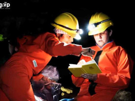 Investigadores na gruta do Tchinvinguiro, na Hu&iacute;la - ANGOP