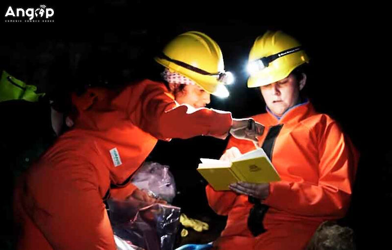 Investigadores na gruta do Tchinvinguiro, na Hu&iacute;la