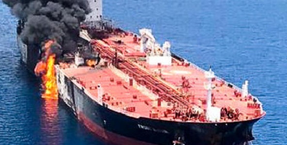 Petroleiro atingido perto de Om&atilde; por proj&eacute;ctil desconhecido