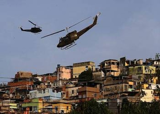Dois helic&oacute;pteros colidem no Rio de Janeiro. H&aacute; seis mortos