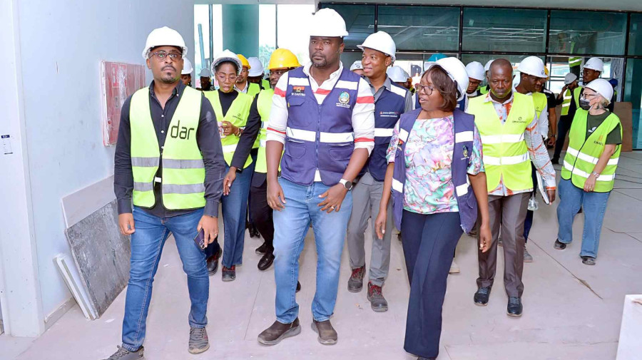 Ministra da Sa&uacute;de visita obras em unidades hospitalares 