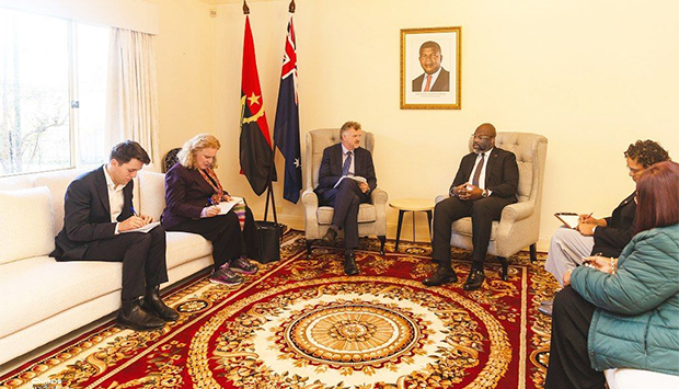 Diplomata australiano encontrou-se com embaixador angolano 