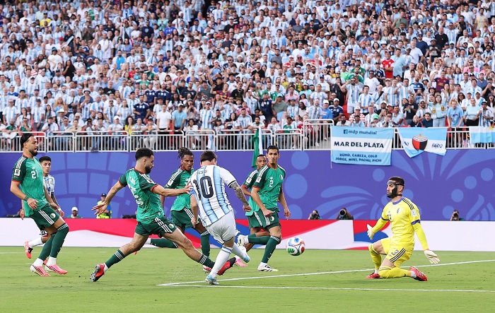 Hat-trick de Lionel Messi d&aacute; vit&oacute;ria da Argentina sobre a Arg&eacute;lia