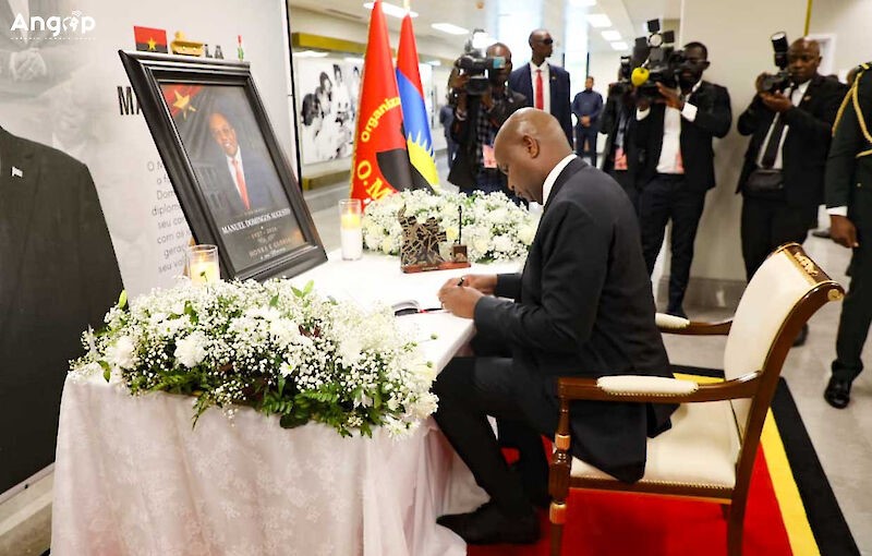 Presidente de Mo&ccedil;ambique, Daniel Chapo, homenageia antigo ministro das Rela&ccedil;&otilde;es Exteriores, Manuel Domingos Augusto