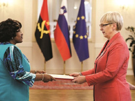 Embaixadora Isabel Godinho (esq.) entregou Cartas Credenciais &agrave; Presidente da Eslov&eacute;nia, Nata&scaron;a Pirc Musar - DR