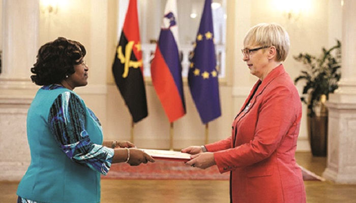 Embaixadora Isabel Godinho (esq.) entregou Cartas Credenciais &agrave; Presidente da Eslov&eacute;nia, Nata&scaron;a Pirc Musar