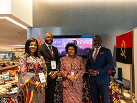 Embaixadora de Angola na Confedera&ccedil;&atilde;o Su&iacute;&ccedil;a, Filomena Delgado (centro), promove o pa&iacute;s no Dia Empresarial Su&iacute;&ccedil;o-Africano - MIREX