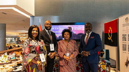 Embaixadora de Angola na Confedera&ccedil;&atilde;o Su&iacute;&ccedil;a, Filomena Delgado (centro), promove o pa&iacute;s no Dia Empresarial Su&iacute;&ccedil;o-Africano