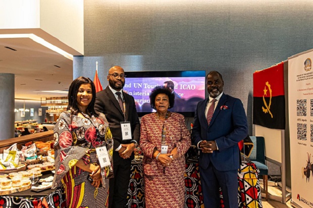 Embaixadora de Angola na Confedera&ccedil;&atilde;o Su&iacute;&ccedil;a, Filomena Delgado (centro), promove o pa&iacute;s no Dia Empresarial Su&iacute;&ccedil;o-Africano
