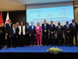 Participantes na cerim&oacute;nia de assinatura de contrato entre Azule Energy e parceiros  - DR