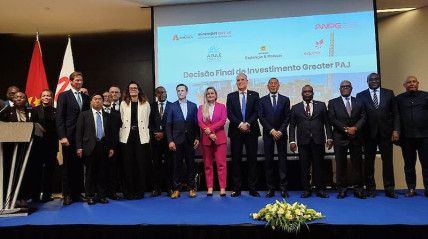 Participantes na cerim&oacute;nia de assinatura de contrato entre Azule Energy e parceiros 