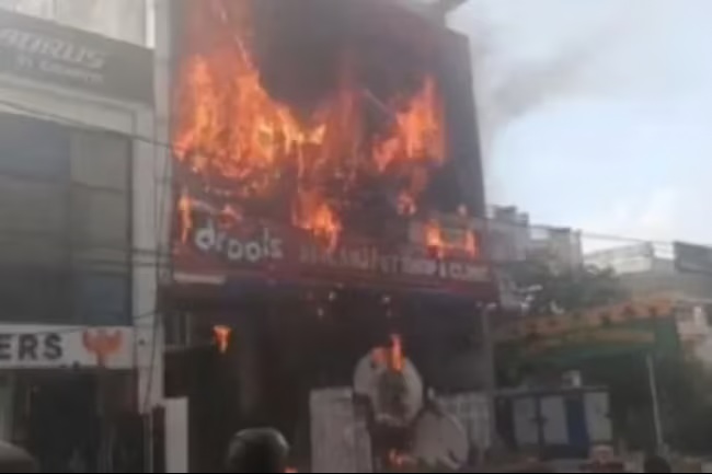 Inc&ecirc;ndio na &Iacute;ndia mata 15 jovens e deixa v&aacute;rios feridos