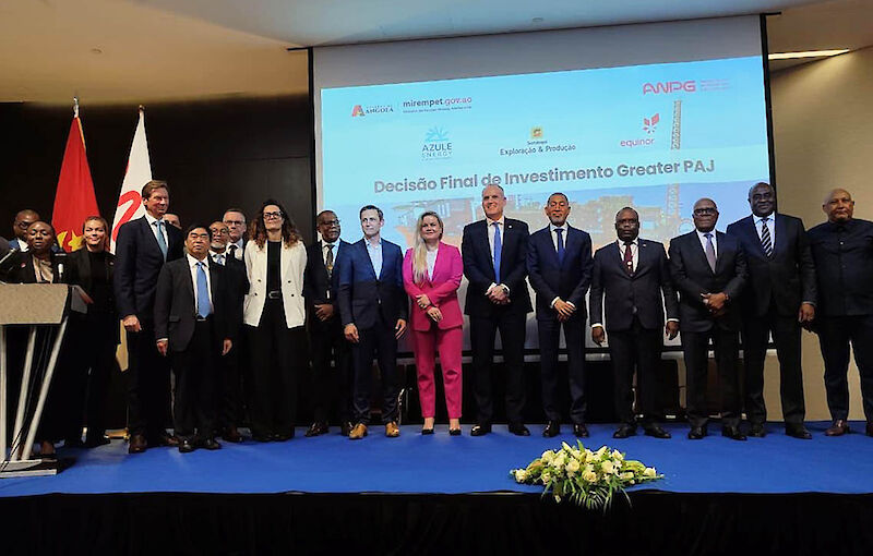 Participantes na cerim&oacute;nia de assinatura de contrato entre Azule Energy e parceiros 