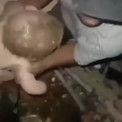 Beb&eacute; resgatado com vida dos escombros do sismo na Venezuela