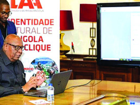Ministro da Cultura no acto de registo na plataforma  - DR
