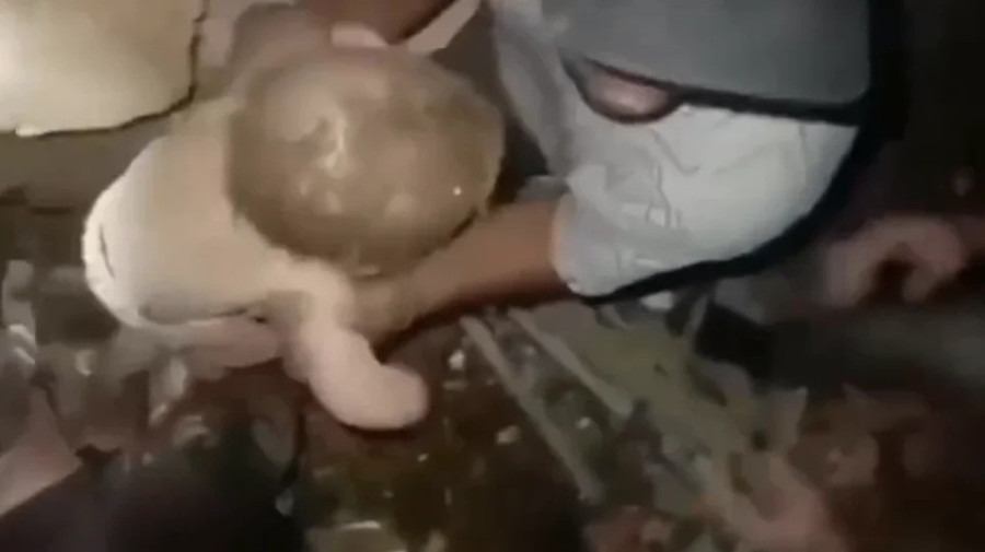 Beb&eacute; resgatado com vida dos escombros do sismo na Venezuela