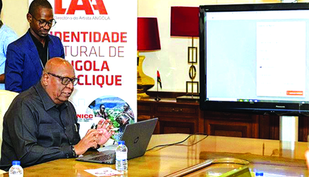 Ministro da Cultura no acto de registo na plataforma 