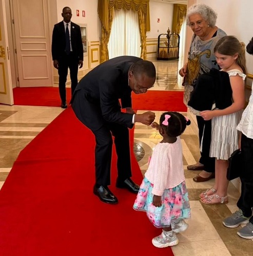 Presidente da Assembleia Nacional, Ad&atilde;o de Almeida, interagiu com a fam&iacute;lia e com menor Rita Maria, de dois anos de idade