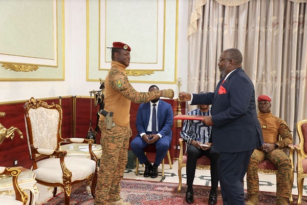 Presidente do Burkina Faso, Ibrahim Traor&eacute;, acreditou o diplomata angolano, Oliveira Francisco Encoge