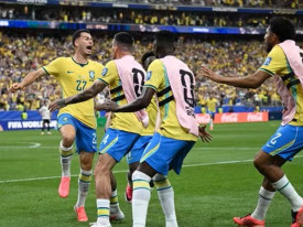 Jogadores da selec&ccedil;&atilde;o do Brasil comemoram segundo golo contra o Jap&atilde;o - DR