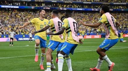 Jogadores da selec&ccedil;&atilde;o do Brasil comemoram segundo golo contra o Jap&atilde;o