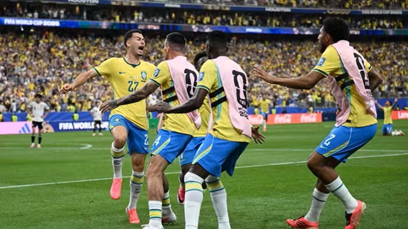 Jogadores da selec&ccedil;&atilde;o do Brasil comemoram segundo golo contra o Jap&atilde;o