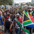Mais de 900 pessoas detidas durante protestos anti-imigra&ccedil;&atilde;o em toda a &Aacute;frica do Sul