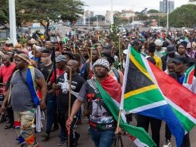 Mais de 900 pessoas detidas durante protestos anti-imigra&ccedil;&atilde;o em toda a &Aacute;frica do Sul - DR