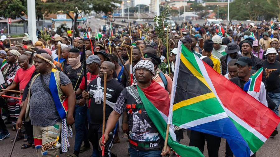 Mais de 900 pessoas detidas durante protestos anti-imigra&ccedil;&atilde;o em toda a &Aacute;frica do Sul