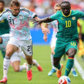 Jogadores do Senegal (dir) e da B&eacute;lgica disputam a bola