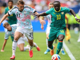 Jogadores do Senegal (dir) e da B&eacute;lgica disputam a bola - DR