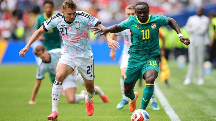 Jogadores do Senegal (dir) e da B&eacute;lgica disputam a bola