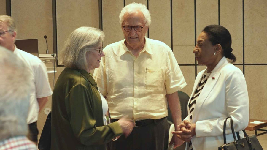 Embaixadora angolana em Portugal, Maria de Jesus (&agrave; dir.)