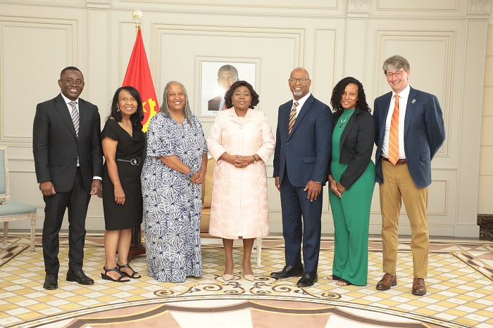 Vice-Presidente da Rep&uacute;blica, Esperan&ccedil;a da Costa, recebeu em audi&ecirc;ncia membros da Fam&iacute;lia Tucker, dos Estados Unidos da Am&eacute;rica