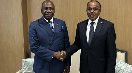 Ministro das Rela&ccedil;&otilde;es Exteriores, Tet&eacute; Ant&oacute;nio, reuniu-se com ministro de Estado para os Assuntos Externos da Som&aacute;lia, Ali Mohamed Omar, em Lom&eacute; (Togo)