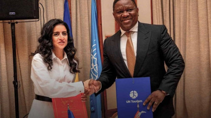 Ministro do Turismo, M&aacute;rcio Daniel, e secret&aacute;ria-geral da ONU Turismo, Shaikha Al Nowais, assinaram ades&atilde;o de Angola a plataforma UN-PASS